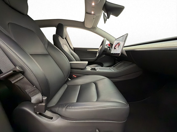 Tesla Model Y 15 of 30