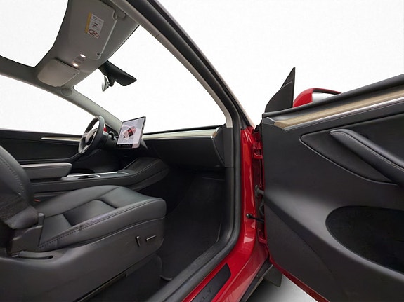 Tesla Model Y 16 of 30