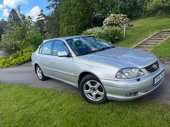 Toyota Avensis 2 of 5