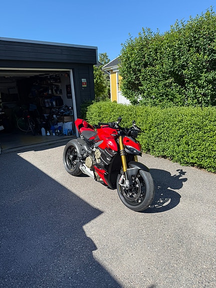 Ducati Streetfighter v4s 3 of 4