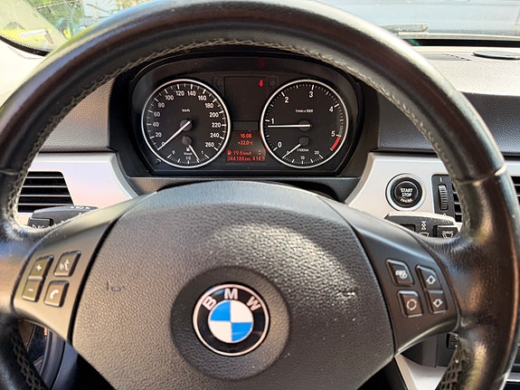 BMW 318d 3 of 5