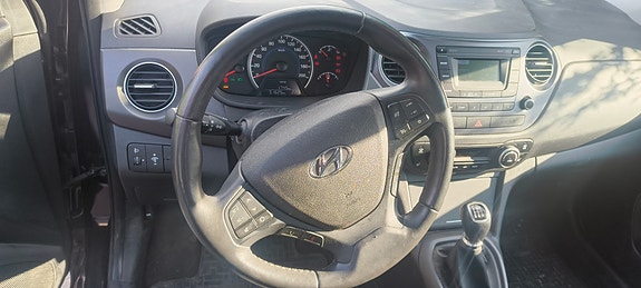 Hyundai i10 2 of 5
