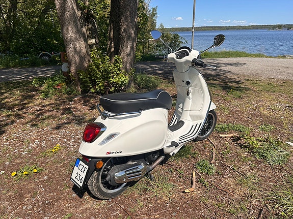 Vespa Primavera Sprint 3 of 5