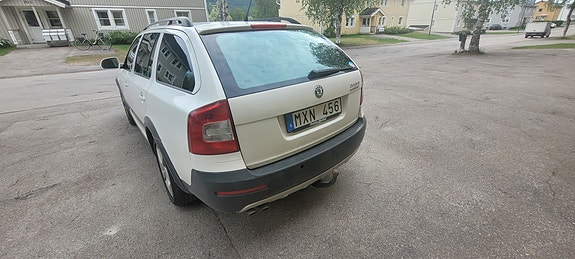 Skoda Octavia Scout 2 of 5