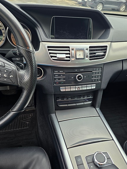 Mercedes-Benz E220 3 of 4