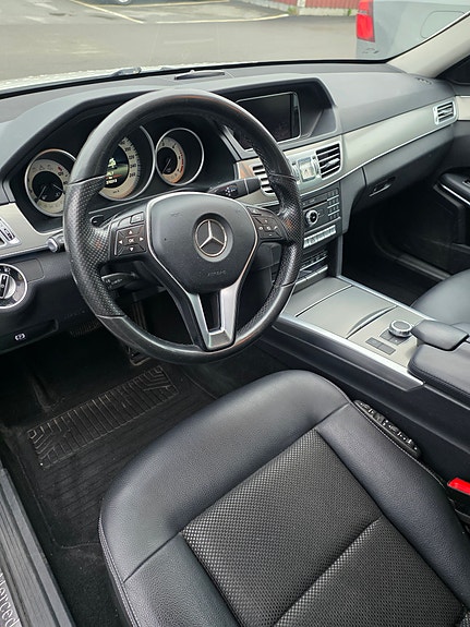 Mercedes-Benz E220 2 of 4