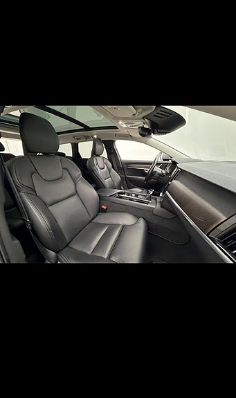 Volvo V90 Cross Country 2 of 3