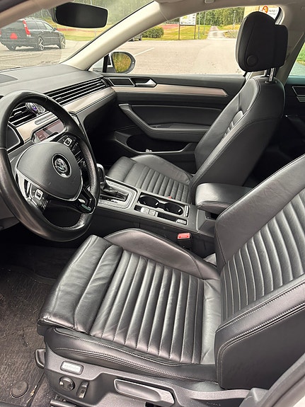 Volkswagen Passat 2 of 5
