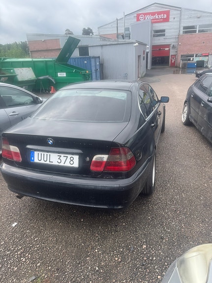 BMW 318i 3 of 5