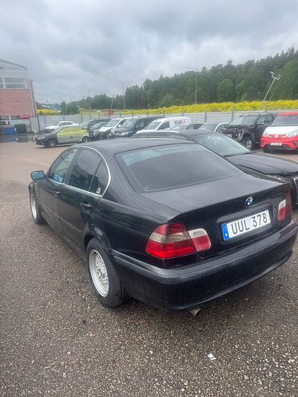 BMW 318i 4 of 5