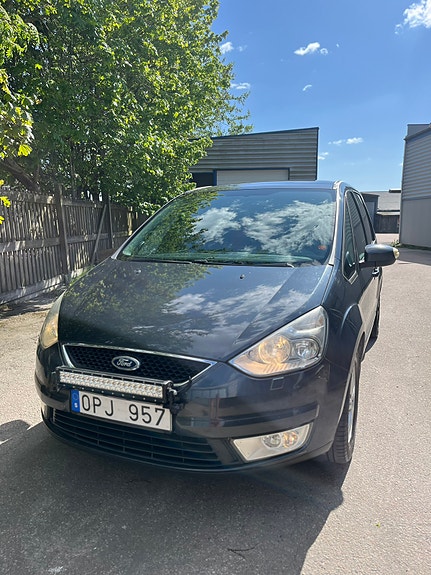 Ford Galaxy 2 of 5