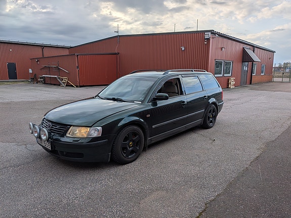 Volkswagen Passat 2 of 5