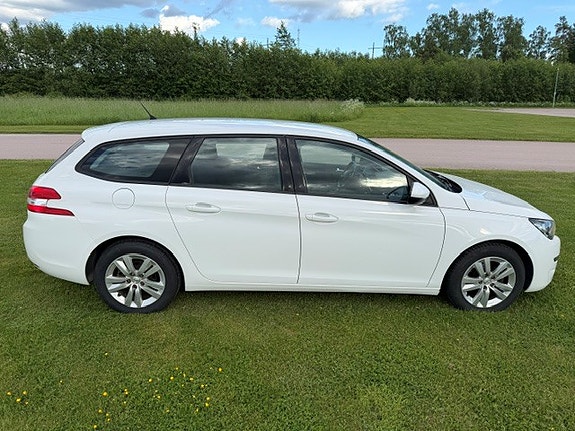 Peugeot 308 SW 2 of 5