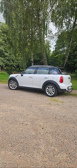 MINI Countryman Cooper D 2 of 2