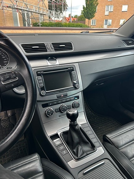 Volkswagen Passat 2 of 5