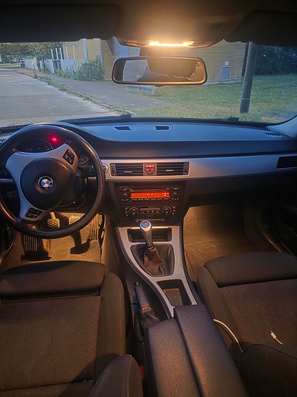 BMW 325i 4 of 5