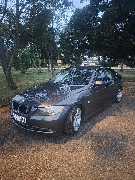 BMW 325i 3 of 5