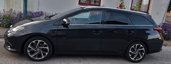 Toyota Auris 2 of 5