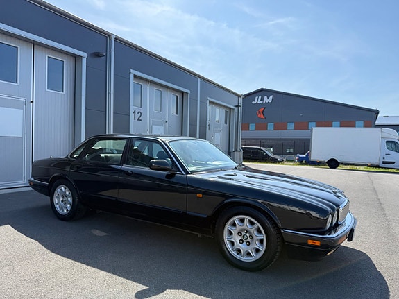 Jaguar XJ 4 of 5