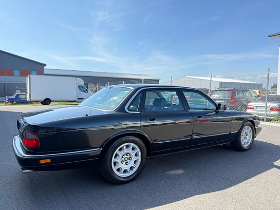 Jaguar XJ 3 of 5