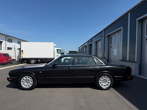 Jaguar XJ 2 of 5