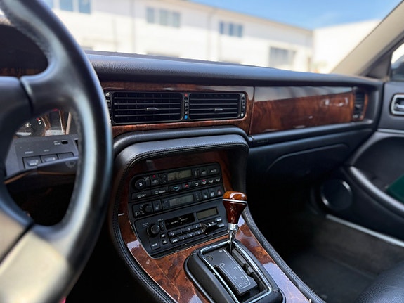 Jaguar XJ 7 of 8