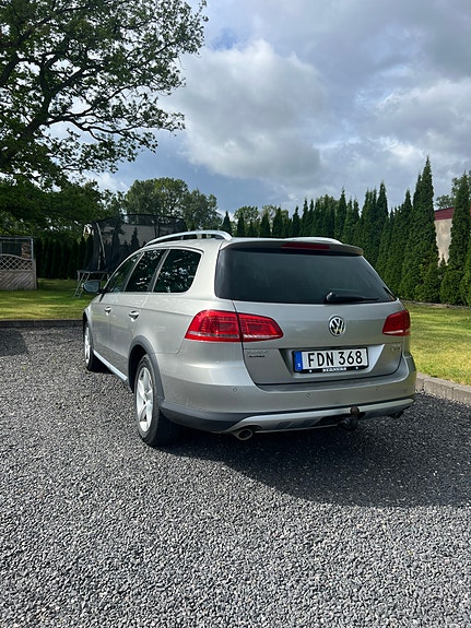 Volkswagen Passat Alltrack 2 of 5