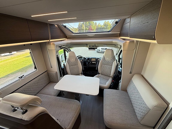 Adria Matrix Supreme 670 SC * Taksäng * 5 bälten * Queenbed * 7 of 17