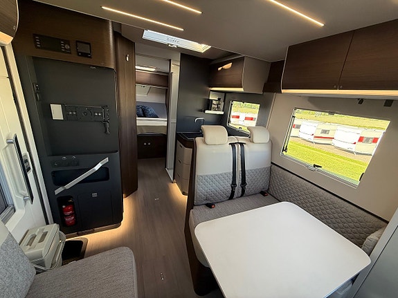 Adria Matrix Supreme 670 SC * Taksäng * 5 bälten * Queenbed * 9 of 17