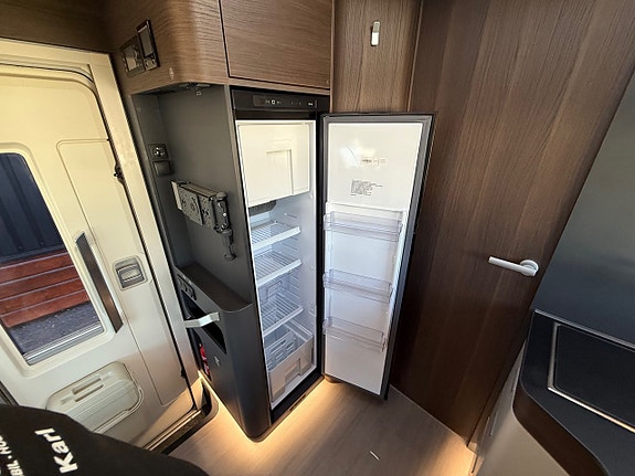 Adria Matrix Supreme 670 SC * Taksäng * 5 bälten * Queenbed * 12 of 17