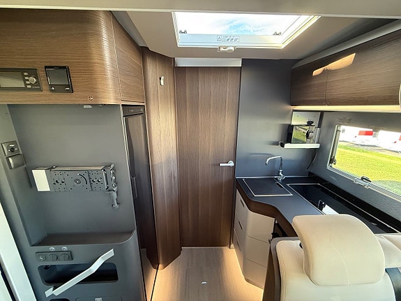 Adria Matrix Supreme 670 SC * Taksäng * 5 bälten * Queenbed * 11 of 17