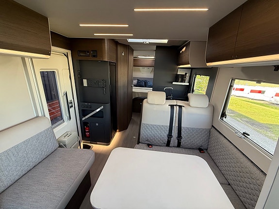 Adria Matrix Supreme 670 SC * Taksäng * 5 bälten * Queenbed * 8 of 17