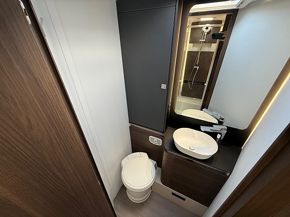 Adria Matrix Supreme 670 SC * Taksäng * 5 bälten * Queenbed * 14 of 17