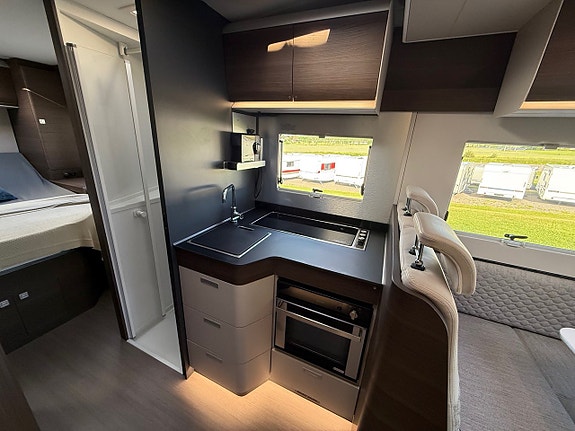 Adria Matrix Supreme 670 SC * Taksäng * 5 bälten * Queenbed * 10 of 17