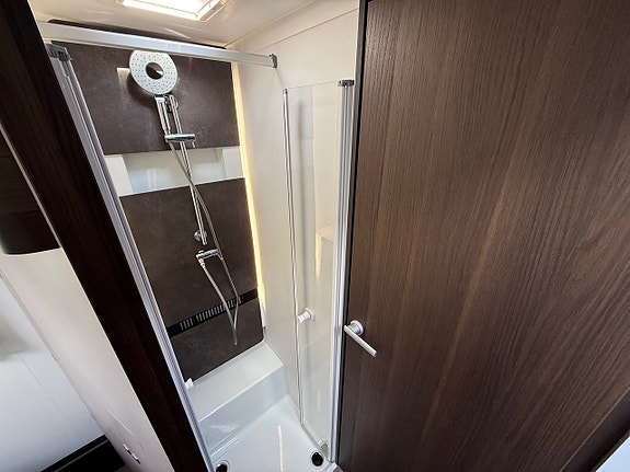 Adria Matrix Supreme 670 SC * Taksäng * 5 bälten * Queenbed * 15 of 17