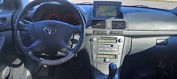 Toyota Avensis 2 of 4