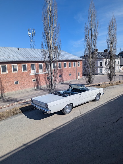 Ford Galaxie 4 of 5