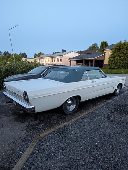 Ford Galaxie 2 of 5