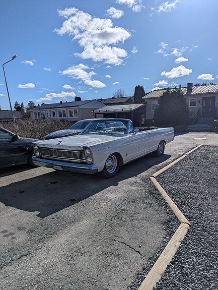 Ford Galaxie 3 of 5