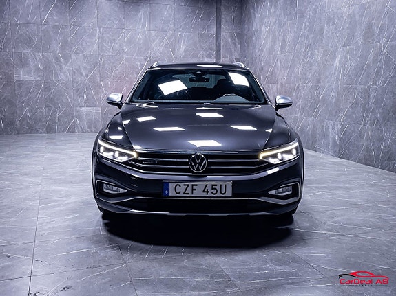 Volkswagen Passat Alltrack 2 of 5