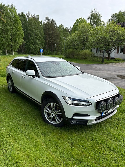 Volvo V90 Cross Country 2 of 5