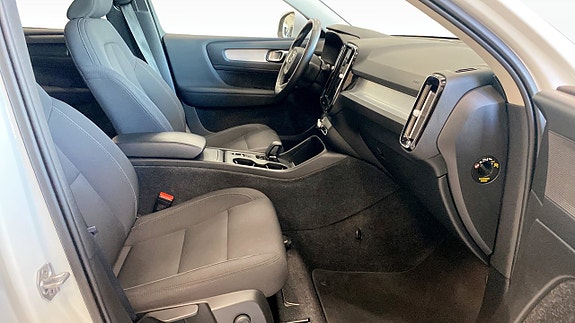 Volvo XC40 3 of 5