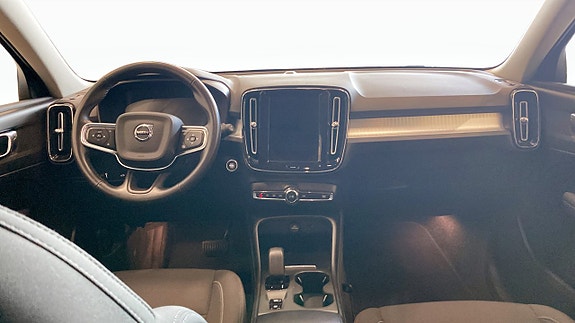 Volvo XC40 4 of 5