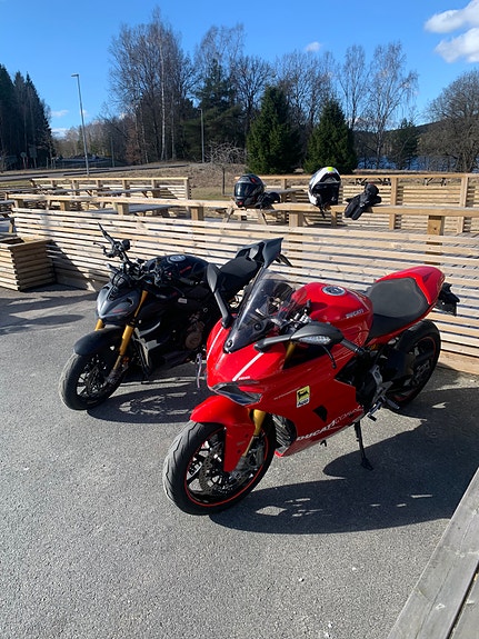 Ducati SuperSport 939S 2 of 5