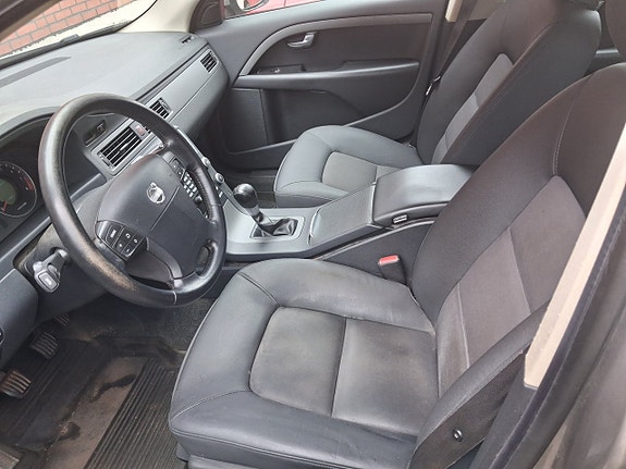 Volvo V70 3 of 11