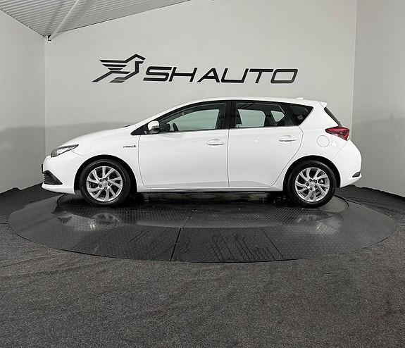 Toyota Auris 8 of 15