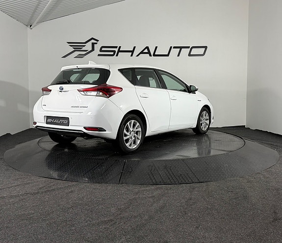 Toyota Auris 5 of 15