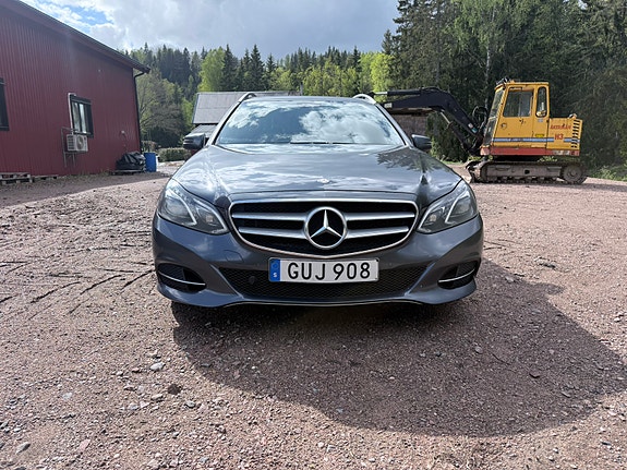 Mercedes-Benz E220 2 of 8