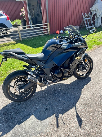 Kawasaki Ninja Z1000SX 2 of 4
