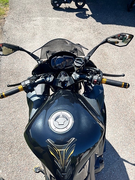Kawasaki Ninja Z1000SX 3 of 4